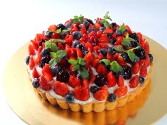 Mixed Berry Tart Cake