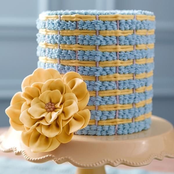 Shell Weave and Fantasy Flower Cake