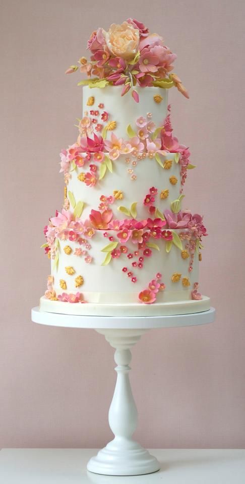 Chic Cake with Beautiful Flowers