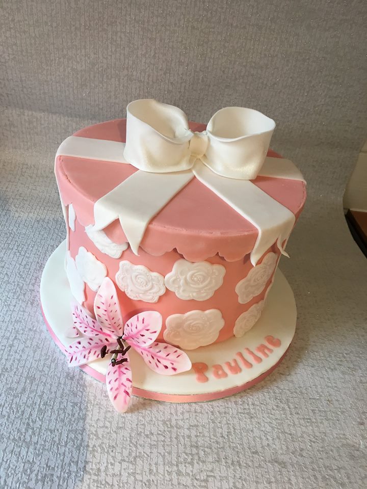 Tapestry Cakes - Designer hat box cake with purse box and sugar
