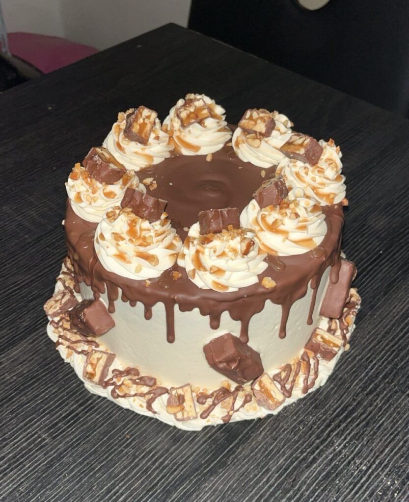 Cake by Melissas Bakeryy