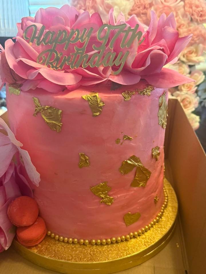 Cake by Cassie's Cakes & Café LLC